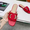 Tillverkad i Italien Kvinnor Låsande tofflor G Cut-out Slide Sandal Calf Leather Sexig Flat Ladies Fashion Cutout Wear Shoes 35-42