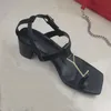 Zomer met hoge hakken sandalen feestmode 100% lederen vrouwen werkschoenontwerper sexy hakken dame metalen riem gesp dikke hak zwarte vrouw