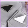 Metal Triangle Letter Brooth New Women Girl Triangle Brooche Suit Lapel Pin White Black Fashion Jewelry Akcesoria Projektant G223242A