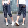 Jeans da uomo Moda uomo 2023 Estate Casual Uomo Strappato Hole Pantaloni Capri da uomo Flangiatura Hip Hop Grigio Blu Denim Lunghezza polpaccio