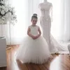 Śliczne białe koronkowe małe dzieci sukienki kwiatowe Księżniczka klejnot klejnot delik aplikacja puchowa kwiatowe formalne noszenia imprezy komunia suknia BC9309