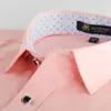 Męskie regularne dopasowanie z długim rękawem Solidna koszula lniana Pojedynczy Patch Kieszonkowy Kołnierz Wewnętrzny Polka Dot Casual Button-Up Cienki Koszule 220324