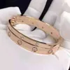 Bracelet d'ouverture en diamant pour hommes et femmes, carte de créateur originale, visage lisse, en acier titane plaqué or, à la mode