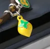 Charm Gelber Zitronenanhänger, antikes Lederarmband, grünes Kreuz