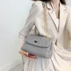 Borsa a tracolla con catena a rombo celebrità di Internet Borsa a tracolla con superficie morbida in tinta unita di nuova moda Borsa piccola quadrata strutturata casual coreana