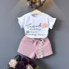 Kızlar tasarımcı giyim setleri çocuklar çiçek mektup kıyafetleri bebek yaz kısa kollu takım elbise pamuk fırfır üstleri şort iki parçalı set tişörtler sıcak pantolon