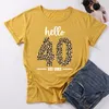 T-shirt con stampa leopardata Hello 1982 per il 40 ° compleanno, regalo per il suo anno di età, taglie forti, vestiti in cotone 100% o collo a maniche corte W220422