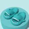 Karikatür köpekbalığı banyo terlikleri kadın süper yumuşak bulut kaydırıcıları kaymaz hızlı kuru duş terlik sandalet