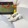 Модные кубки на каблуках Слипкла металлические буквы с логотипом сандалии высокого качества кожа 7,5 см высотой каблуки Классические женские туфли летние сандалии для отдыха на открытом воздухе.