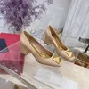 Ofis bayan yaz elbise ayakkabı tasarımcısı sandalet altın piramit perçinleri 6 8.5cm tıknaz topuklular patent deri kadın parti pompaları