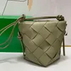 Bolso de cubo tejido Bolsos de hombro cruzados para mujer Letras de moda interior Cierre de clip de cuero genuino Bolsos de marca de color sólido Monedero de alta calidad