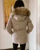 Zimowy płaszcz damski moda z prawdziwą wilkiem futra damska kurtka biała kaczka wiatroodporna Parka Long skórzana czapka kołnierzyka ciepłe płaszcze