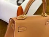 Mulheres versáteis bolsas Epsom couro Custermized Hasp Totes Shape Orgânica com quatro pregos Bolsas casuais de negócios de ponta inferior