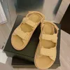 Sandaler Designers Högkvalitativa kvinnor Tofflor Dam Slides Crystal Calf läder Fritidsskor quiltade Plattform Summer Beach Slipper 35-42 Med låda och shoppingväska