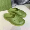 Slip på sandaler med hål tofflor Italien fabrik gummi tjocka botten män kvinnor mode tofflare platt glid sommar strand designer sandal storlek 35-45