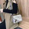 Bolso de cena de verano, bolso cuadrado pequeño con correa ancha y versátil, hermoso viento de hadas a la moda, venta directa de fábrica