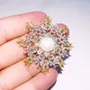 Designer Women Pearl Brooch Snowflake Suit Brooches for Woman Zircon Lady Flower Pins Vintage Elegant Luxury Bride Dress Pins Button Pin Fashion Scarf Buckle