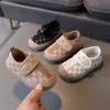 Spädbarn nyfödda mjuka solade vandringsskor prewalker sneakers andas knep barn baby casual sport sneakers 0-1 år glida på loafers låga stråtar t39tphf