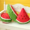 2022 Söt vattenmelon plysch leksak fyllda växtkuddar kawaii tecknad frukt kudde mjuk leksak för ldren födelsedagspresenter j220729