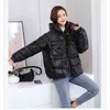 녹색 글로시 다운 코튼 코트 여성 최고 새로운 겨울 지방 두꺼운 따뜻한 파카 재킷 검은 패션 후드 느슨한 면화 코트 L220730