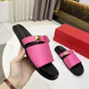 Donne in primavera ed estate pantofole Luxury Fashion Rivet Flat Design Design Sandals Sandals per vacanze in spiaggia