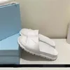 2022 el más nuevo diseñador de moda Hombres Mujeres Sandalias Zapatillas Clásicas de cuero real Toboganes de goma Plataforma Pisos Chanclas Zapatos Zapatillas de deporte Botas unisex tamaño 35-45