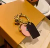 Moda lüks iyilik tasarımcı anahtarlık klasik markalar anahtar toka çiçek mektubu deseni orijinal deri altın anahtarlık çanta kolye