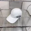 Capas de beisebol casuais chapéu branco simples com design de letra para homem de gestão de esportes de mulher