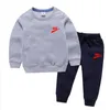 Frühling Herbst 2Pcs Sets Marke LOGO Kinder Baumwolle Kleidung Anzug Baby Jungen Mädchen Kleidung Kinder Sport Hoodies Hosen Fahion kleinkind Trainingsanzüge