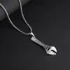 Hanger kettingen 2022 tij merk kleine moersleutel retro jongen en meisje ketting paar persoonlijkheid eenvoudige straat hiphop sieraden cadeau