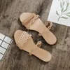 Mulheres Chinelos Desgaste Flat Summer Wear Confortável Beachwear Ao Ar Livre Flip Flops Flops Três ou Quatro Cinto Estiramento Sandálias Cross Strap Indoor Fashion Shoes