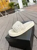 Designer Mules Flätade Stickade Sandaler Lyx Kvinnor Slides Tofflor Svart Vit Gyllene Slipper Lady Beach Casual Skor