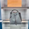 Muria Designer Bags M55799 버킷 백 천공 가죽 꼰 상단 손잡이 크로스 바디 숄더 스트랩 천공 된 갈레 그레이 이름 태그 토트