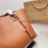 Bolsa de compras clássica de temperamento grande bolsa feminina de mão nas axilas bolsa de metal para decoração de letras bolsas de grife