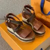 Sandalias de diseñador Sandalia de cuña Zapatos de tacón de mujer Alpargatas 9,5 cm de alta moda Cuero de becerro perforado natural Diapositivas para mujer Zapatos al aire libre con caja No374