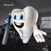 Personalisiertes weißes aufblasbares Zahnmodell, 2 m/3 m, Werbe-Cartoon-Figur, Ballon, Luftblasen-Zahnmann, der eine Zahnbürste hält, für Zahnklinik