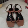 2022 Дизайнерские фирменные сандалии полосатость черная патентная кожаная женская одежда для обуви Дань Кассандра Сандаль Металлическая пряжка Женщины Свадебная вечеринка
