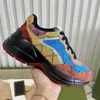 Sapatos de rolo Sapatilhas Digner Multicolor Rhyton Sapatos Homens Mulheres Treinadores Vintage Chaussur Plataforma Sneaker Morango Mouse Boca Shoese com caixa