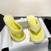 Дизайнерские женские сандалии Роскошные кожаные тапочки на плоской платформе Леди Вьетнамки Летняя мода Печатные шлепанцы Пляжная обувь для отдыха NO357