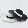 Cappelli a tesa larga da sole per le donne Ragazze cappello di paglia floscio stile Hepburn cuciture bianche nere berretto da spiaggia estivo anti-UV ChapeauWide