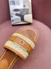 Platte slippers kwast metalen vergrendeling het platte muilezels flipflops strandschoenen vrouwen 2022 sandalen