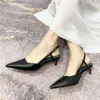 Sandalen vrouwen sandalen schoenen elegante elastische band puntige teen gesp gespierde dames lage hakken solides ondiepe casual vrouwelijke zomer nieuw 220325