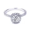 Tianyu Gems 1CT Halo Engagement Silver Moissanite Round Gemstone Kvinnor Ring 18K Guldpläterad Fingerband Smycken Tillbehör