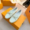 Handgjorda kvinnor Gloria Loafers Classic Studs Bottom Bow Tie Coated Canvas Flower Print Reverse Fashion Shoes Mkjkk000004