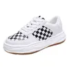 Tênis casuais femininos padrão xadrez branca Anti-deslocamento resistente a roupas femininas Sapatos de verão femininos G220610