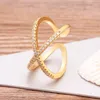 Anello di fidanzamento da donna a forma di croce di lusso a forma di X. Anello regolabile aperto con gioielli semplici ed eleganti in oro con zirconi pavimentati
