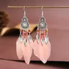 Etniska kvinnors färgglada rosa fjäder dingle örhängen bohemiska boho smycken silver färgblad örhängen brincos bijoux