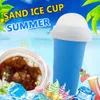 Летнее сжатие домашнего сока вода бутылка с быстрым зарозеном смузи песок чашка быстро охлаждение волшебное мороженое мороженое морожено