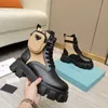 Ünlü marka kadın cüzdan botları tasarımcı moda deri üçgen logo yukarı martin botlar açık sıradan ayakkabılar dantel kutu toz çanta boyutu 35-40