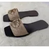 Klassieke dames platte sandalen mode alfabet ronde metalen decoratieve halve slippers lederen flip-flops wit, zwart met doos 35-43